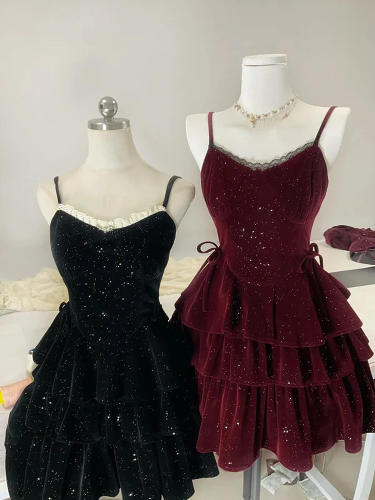 Precioso vestido de fiesta corto de terciopelo con encaje 