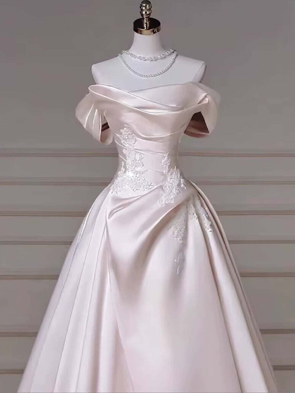 Vestido formal largo de satén rosa claro con apliques de encaje 