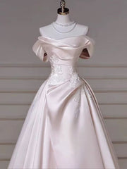 Vestido formal largo de satén rosa claro con apliques de encaje 