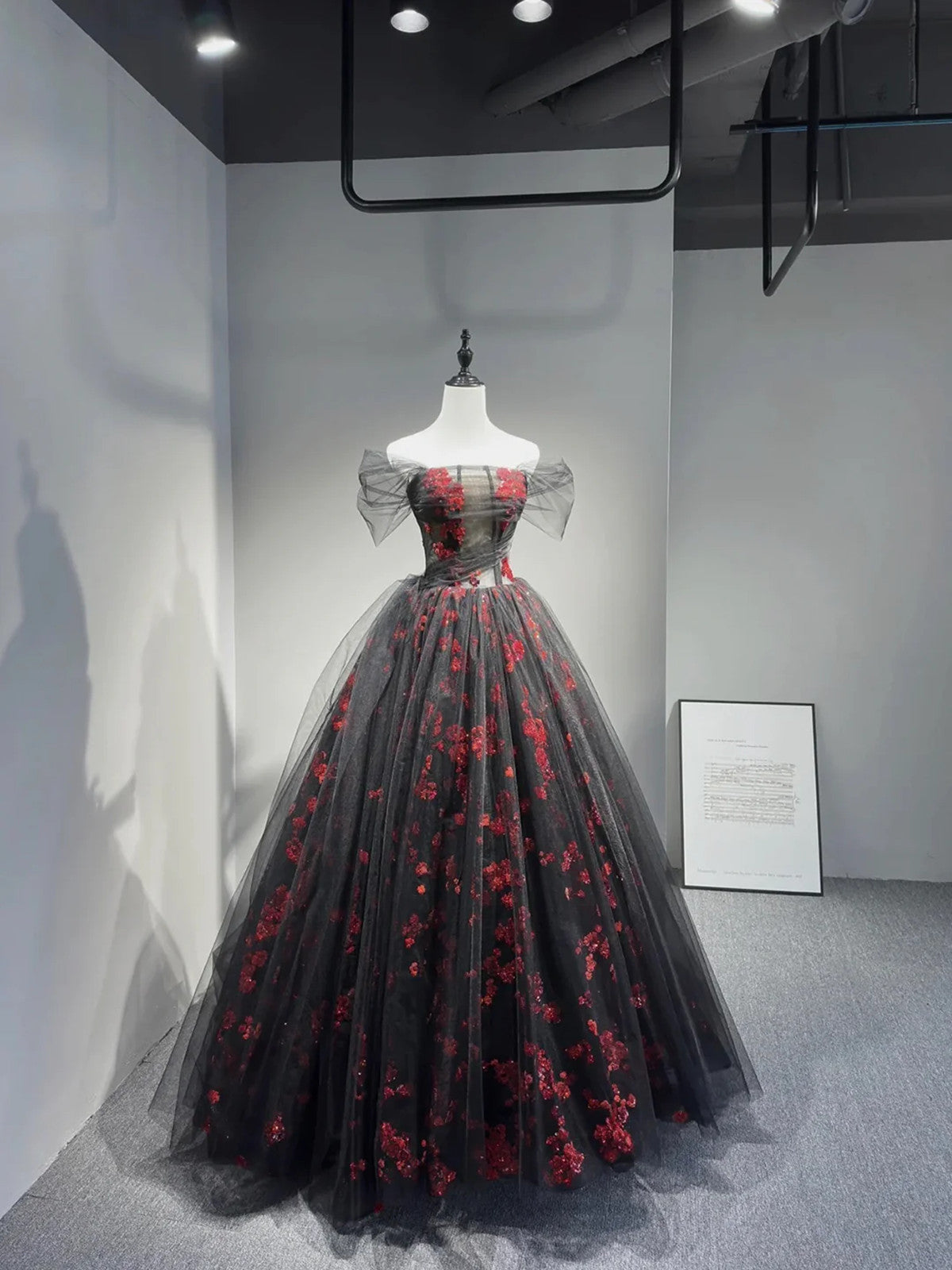 Vestido formal de tul negro y rojo con hombros descubiertos y corte A 