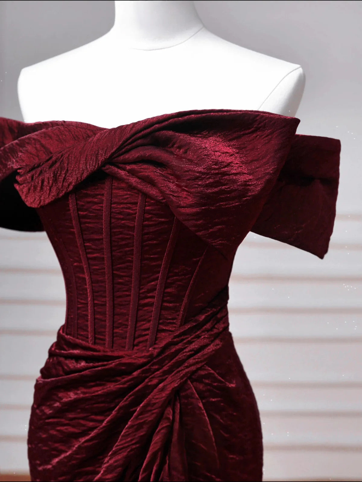 Vestido formal largo de sirena con hombros descubiertos en color rojo vino 