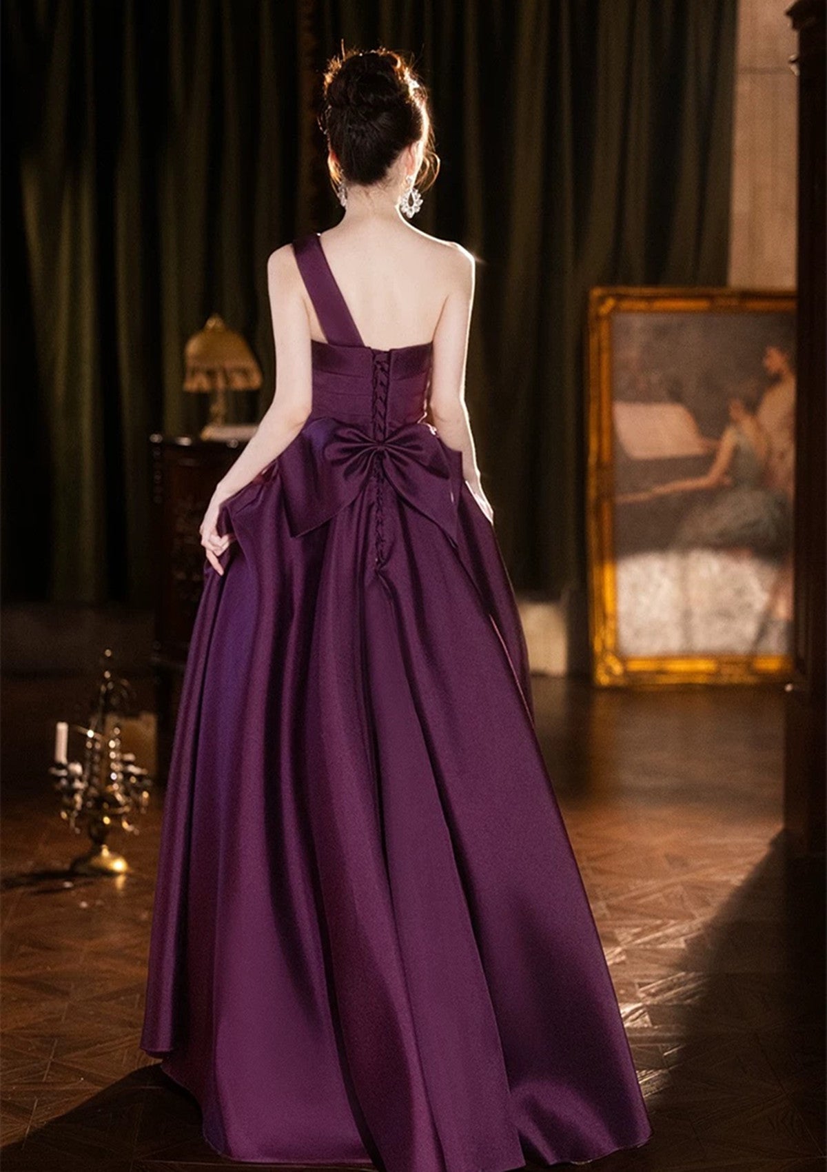 Vestido de fiesta morado de satén con corte en A y un hombro hasta el suelo 
