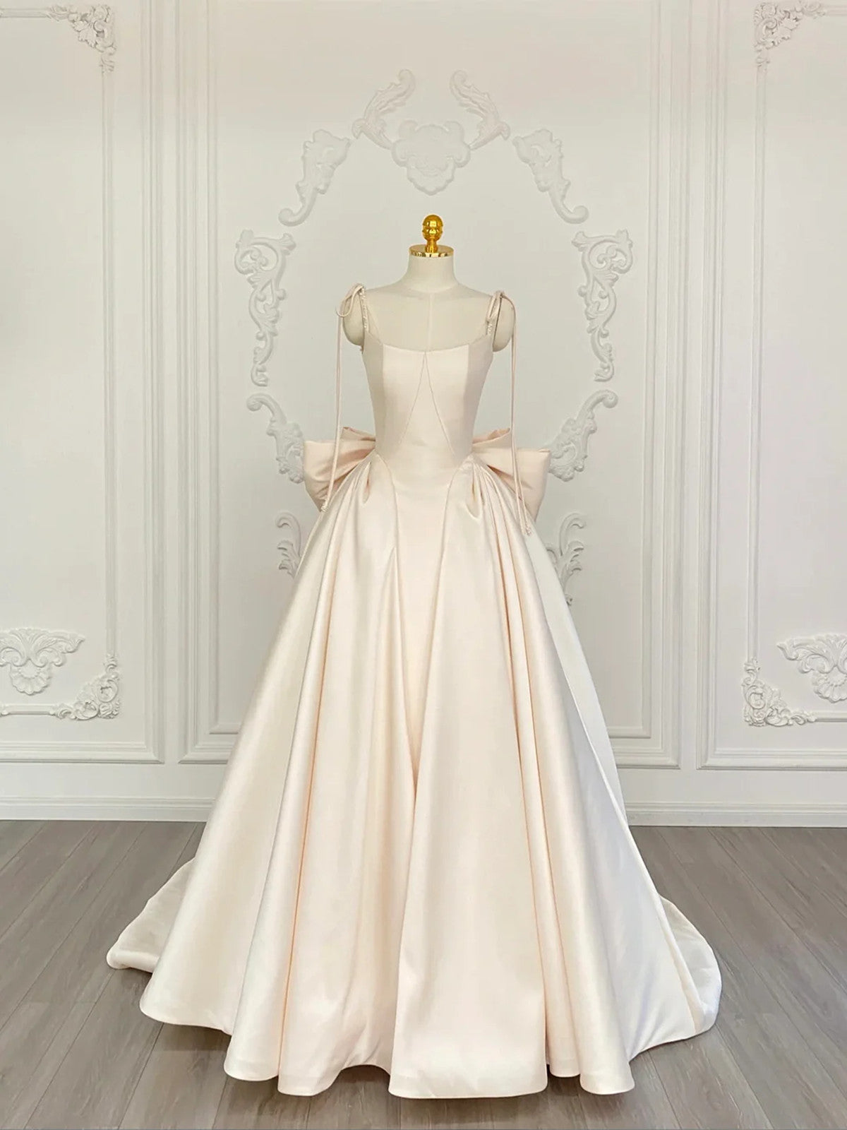 Vestido de fiesta largo con tirantes de satén en forma de A color champán 