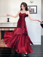 Vestido de fiesta de satén con escote corazón y tirantes de sirena en color rojo vino 