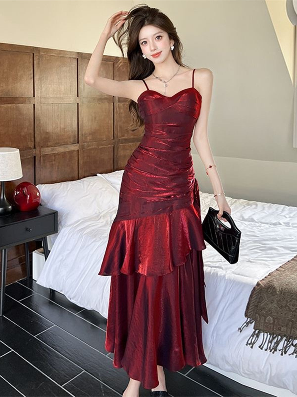 Vestido de fiesta de satén con escote corazón y tirantes de sirena en color rojo vino 