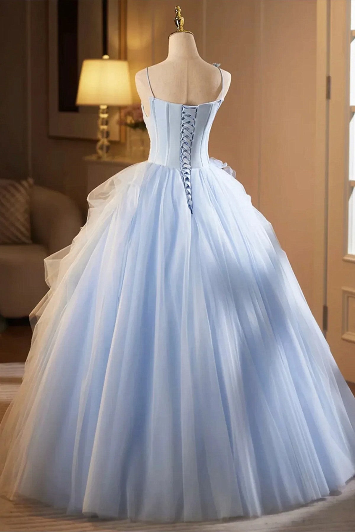 Vestido de fiesta de tul en capas con tirantes finos en azul claro 