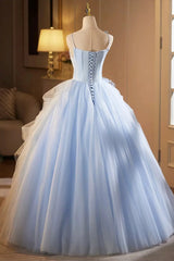 Vestido de fiesta de tul en capas con tirantes finos en azul claro 
