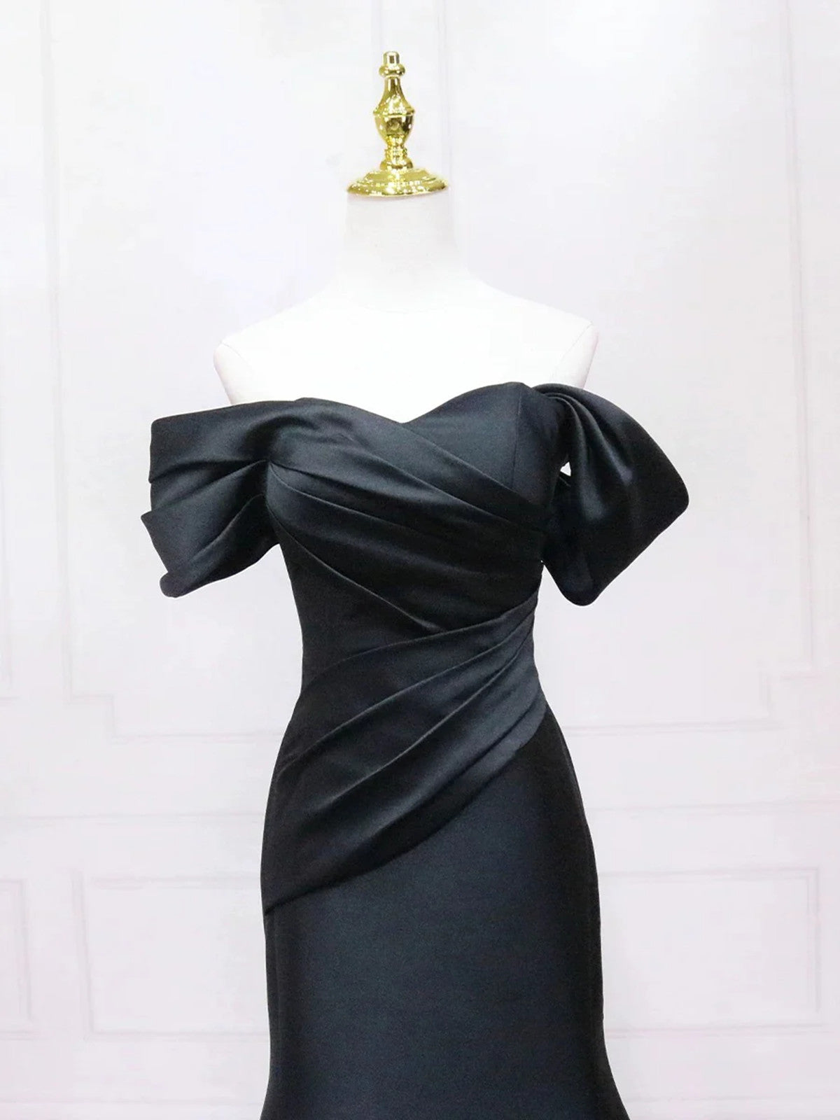 Vestido de fiesta de sirena negro de satén con hombros descubiertos 