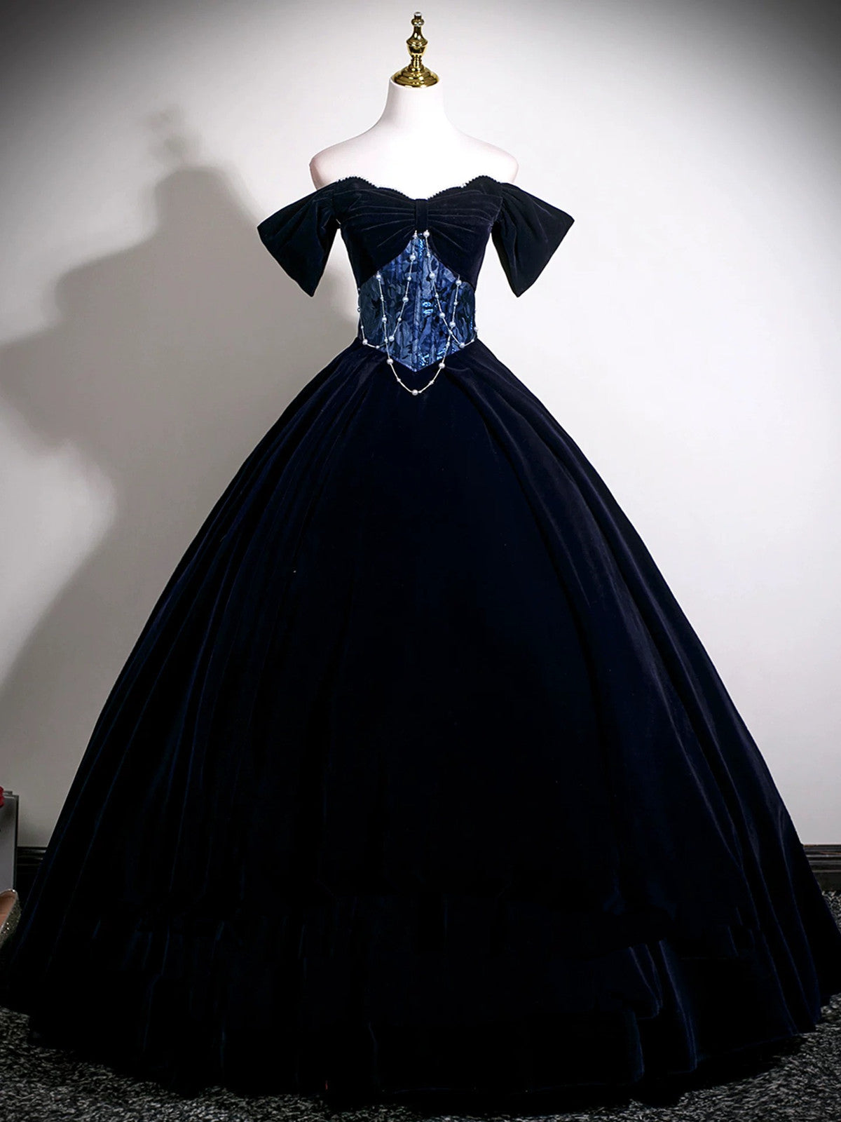 Vestido de fiesta azul marino de terciopelo con hombros descubiertos y largo hasta el suelo 