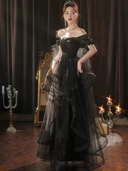 Vestido formal largo negro de tul con mangas cortas y capas en forma de A 