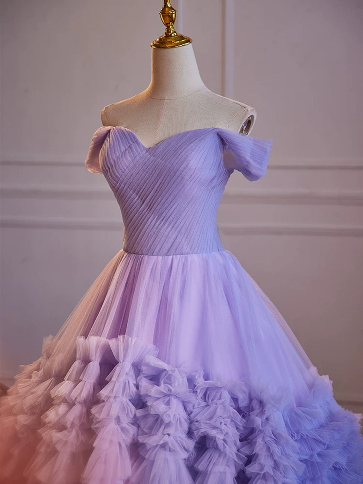 Vestido morado de tul con capas de escote corazón para quinceañeras 