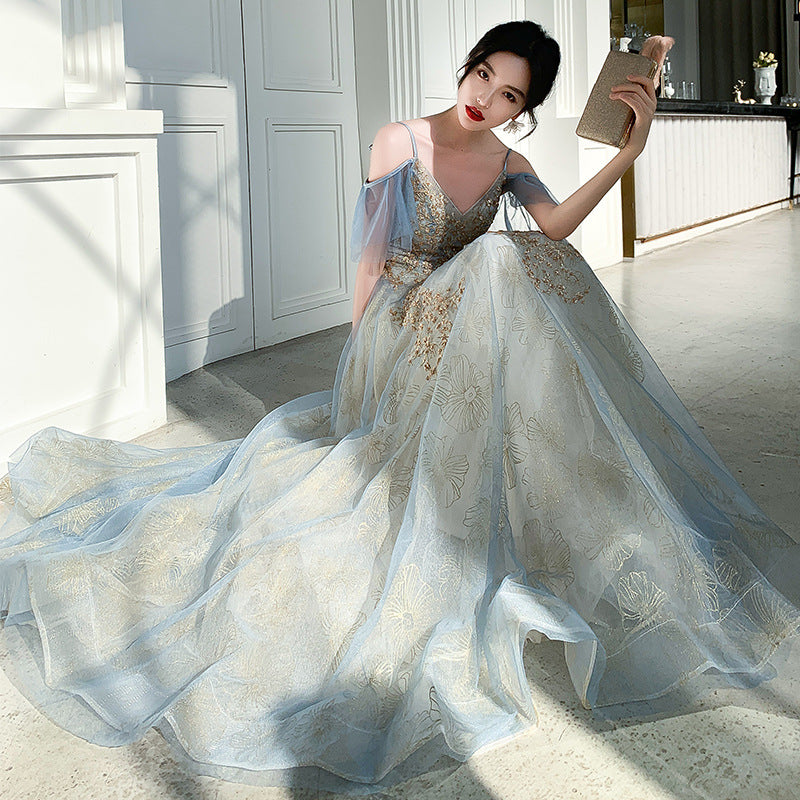 Hermoso vestido formal largo con escote en V y apliques de encaje en azul claro 