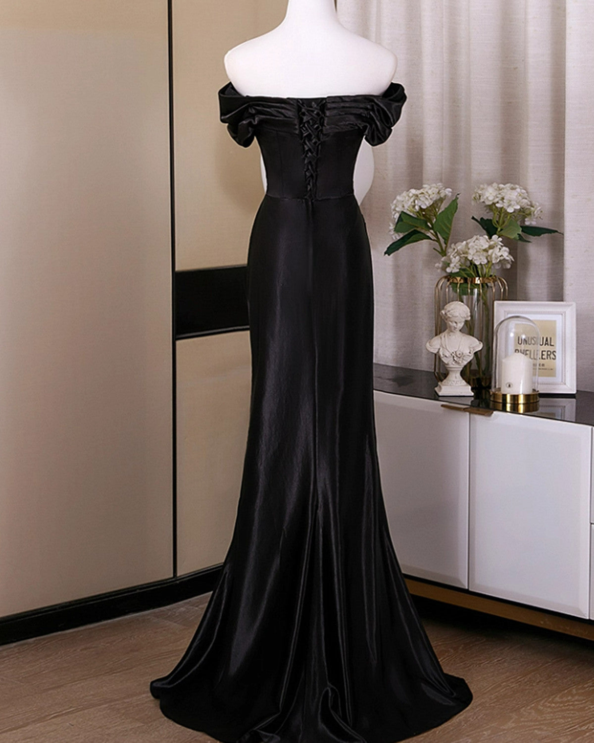 Vestido de fiesta de satén negro con escote corazón, corte sirena y largo hasta el suelo 