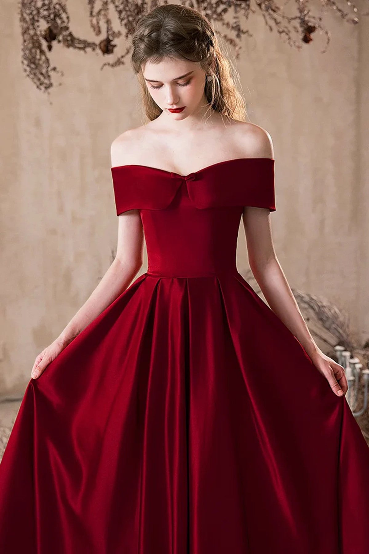 Vestido de fiesta rojo vino con corte A, hombros descubiertos y largo hasta el suelo 