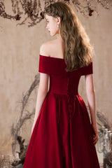 Vestido de fiesta rojo vino con corte A, hombros descubiertos y largo hasta el suelo 