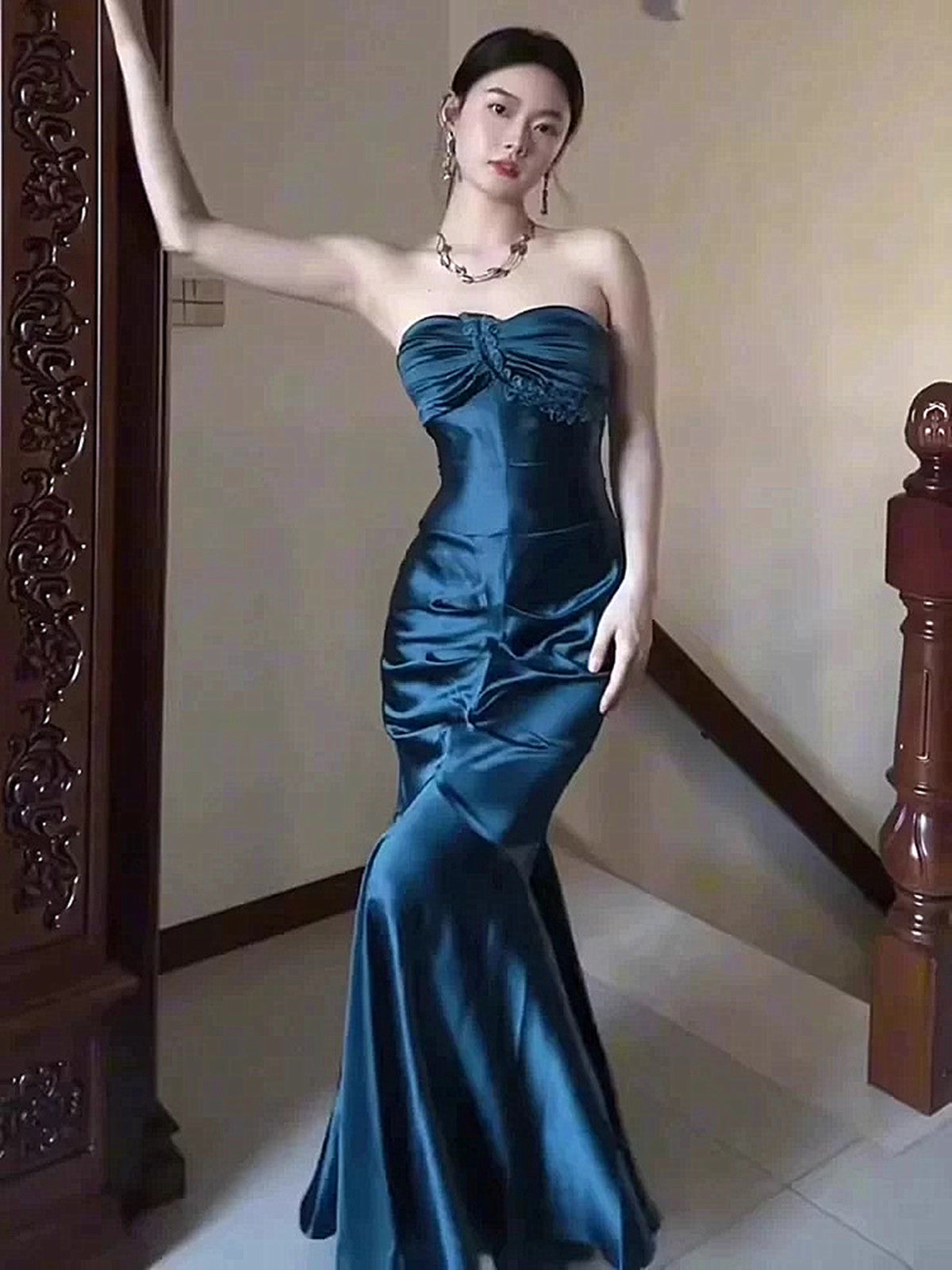 Vestido de fiesta largo sin tirantes y escote en forma de corazón de satén azul suave 