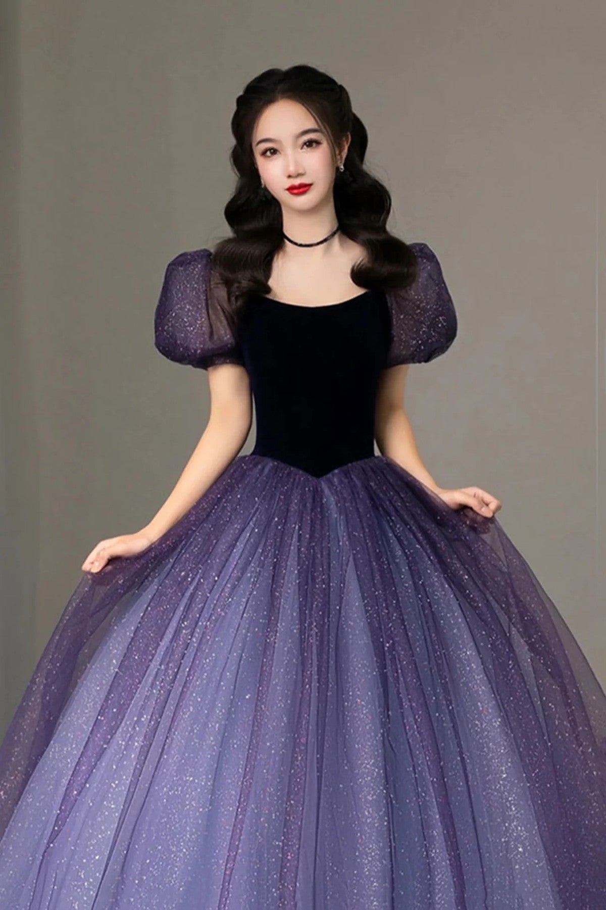Vestido de fiesta largo de tul morado con mangas cortas y corte A 