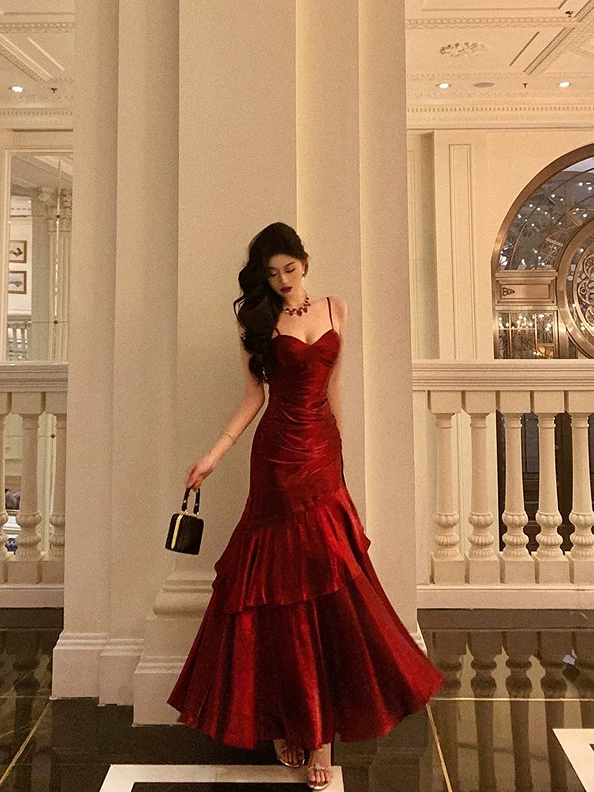 Vestido de fiesta elegante de satén con tirantes de sirena en color rojo vino 