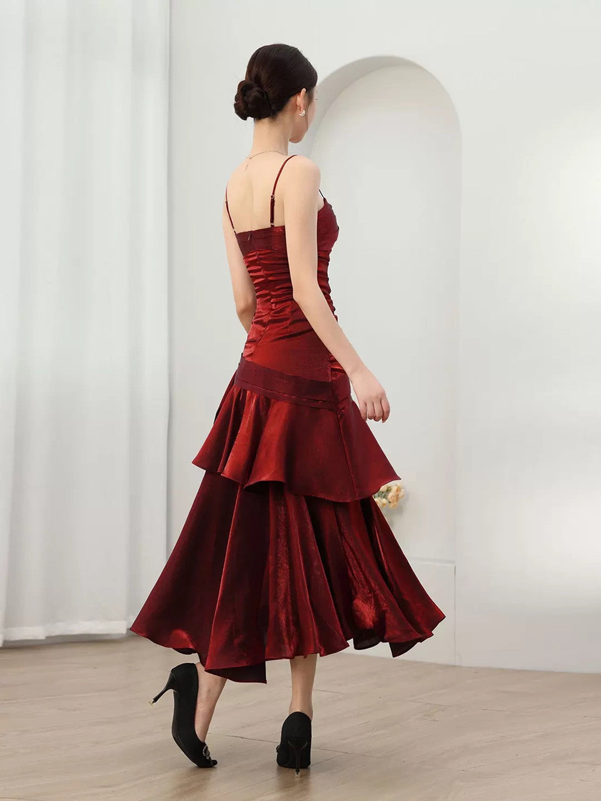 Vestido de noche largo con tirantes de sirena color rojo vino. 