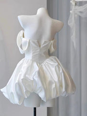 Vestido de fiesta de satén blanco con cuentas y hombros descubiertos Vestido de graduación corto de satén blanco 