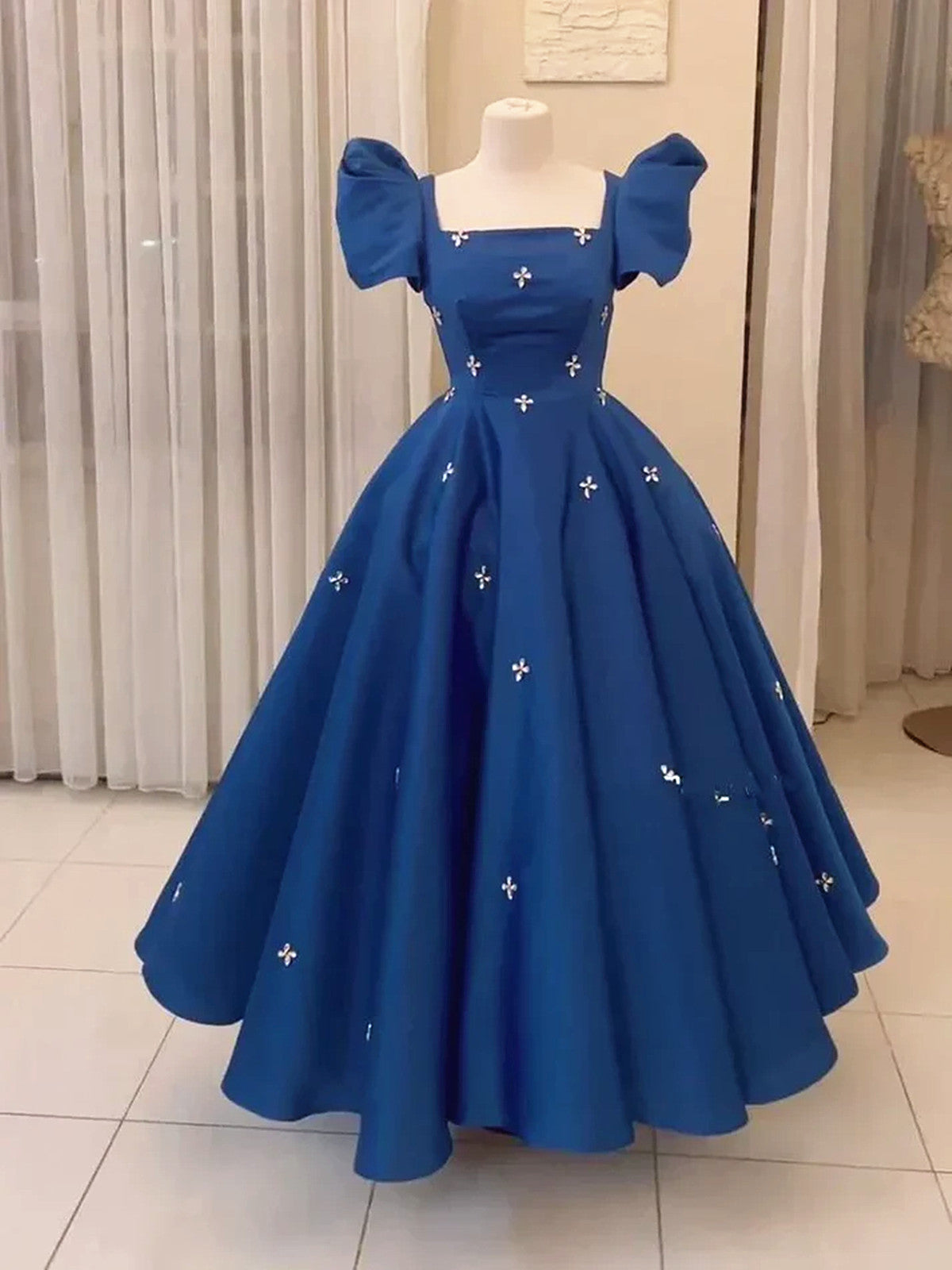 Vestido de novia largo de satén azul con cuentas y mangas cortas 
