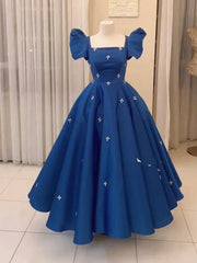 Vestido de novia largo de satén azul con cuentas y mangas cortas 