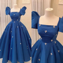 Vestido de novia largo de satén azul con cuentas y mangas cortas 