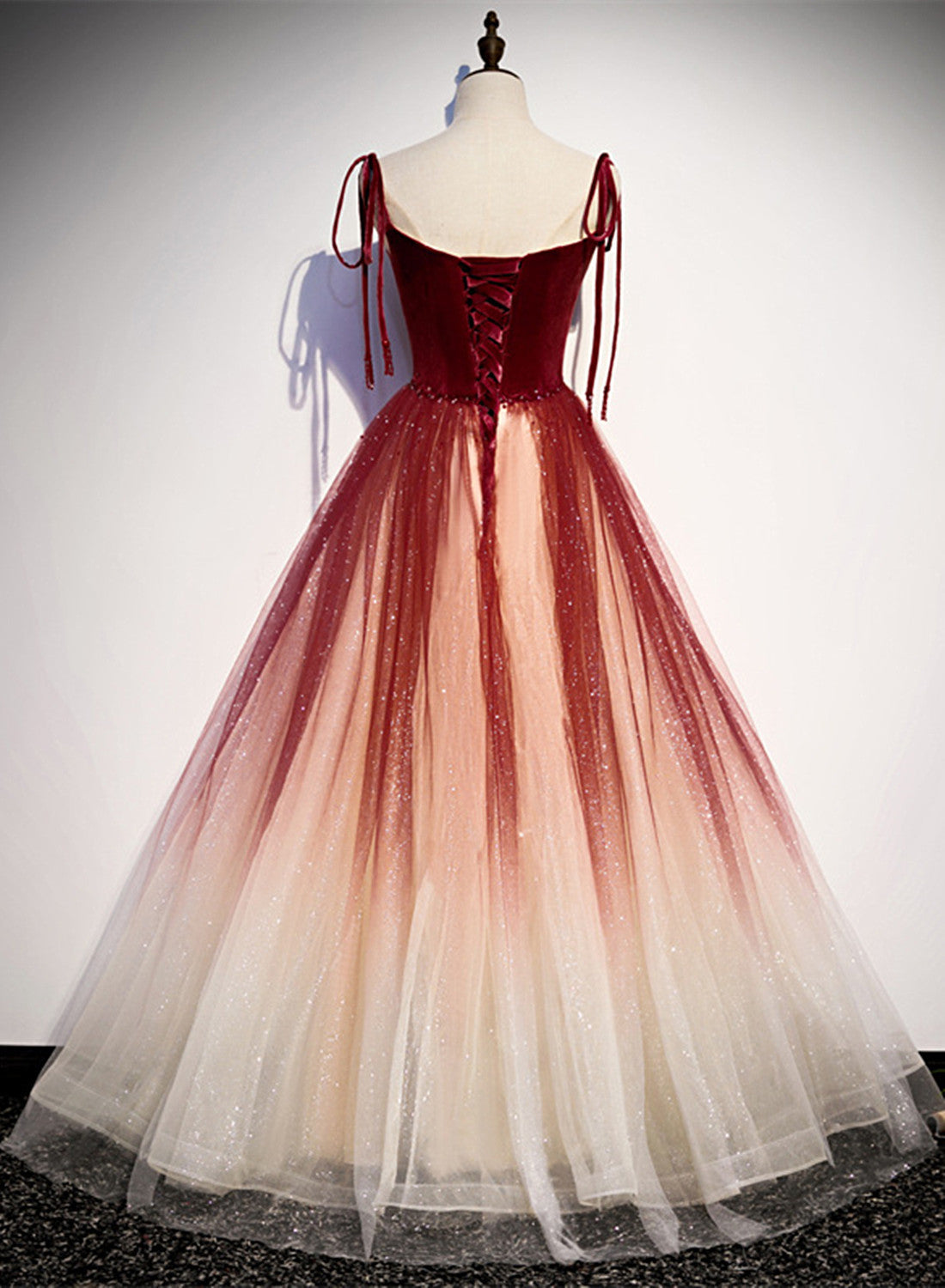 Vestido largo de fiesta rojo con escote en forma de corazón de terciopelo y tirantes de tul 