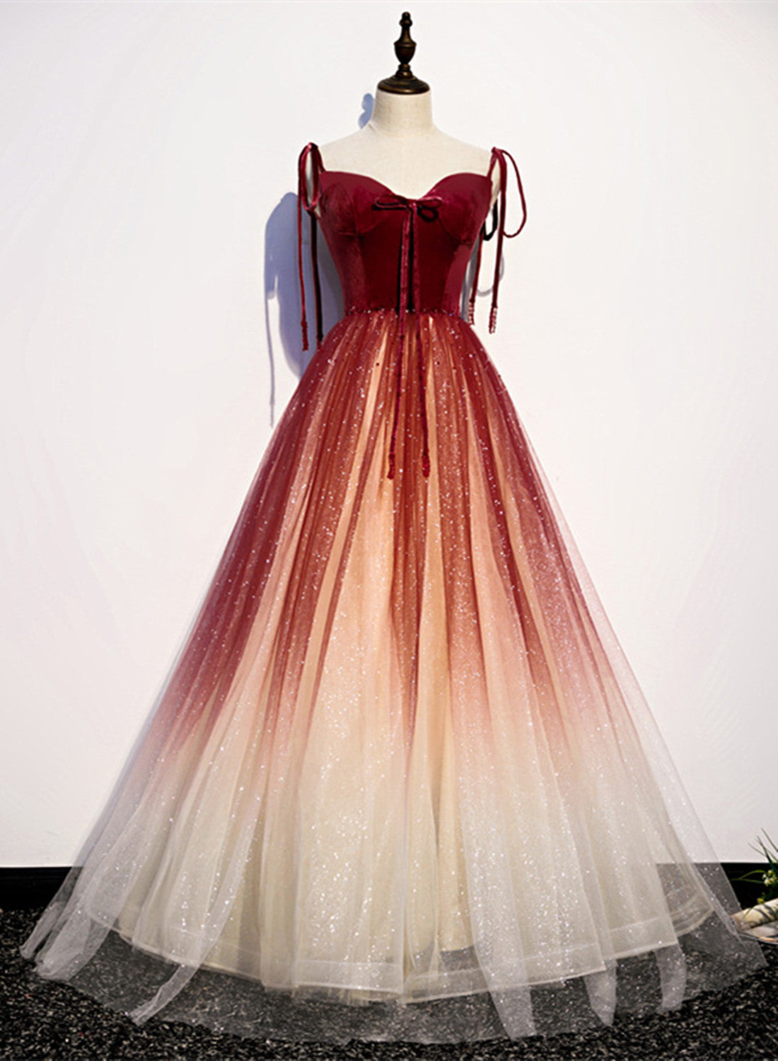 Vestido largo de fiesta rojo con escote en forma de corazón de terciopelo y tirantes de tul 