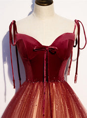 Vestido largo de fiesta rojo con escote en forma de corazón de terciopelo y tirantes de tul 