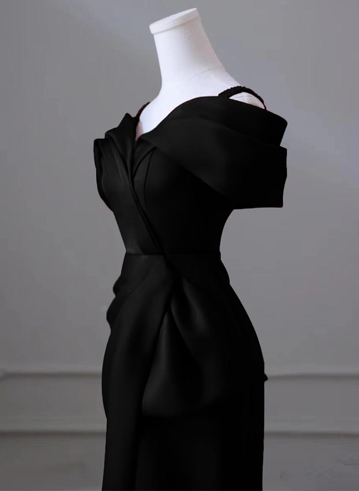 Vestido formal largo de satén negro con tirantes en forma de corazón 
