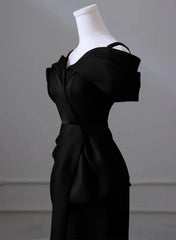 Vestido formal largo de satén negro con tirantes en forma de corazón 