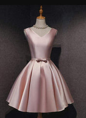 Bonito vestido de fiesta corto de satén rosa con escote en V y largo hasta la rodilla 