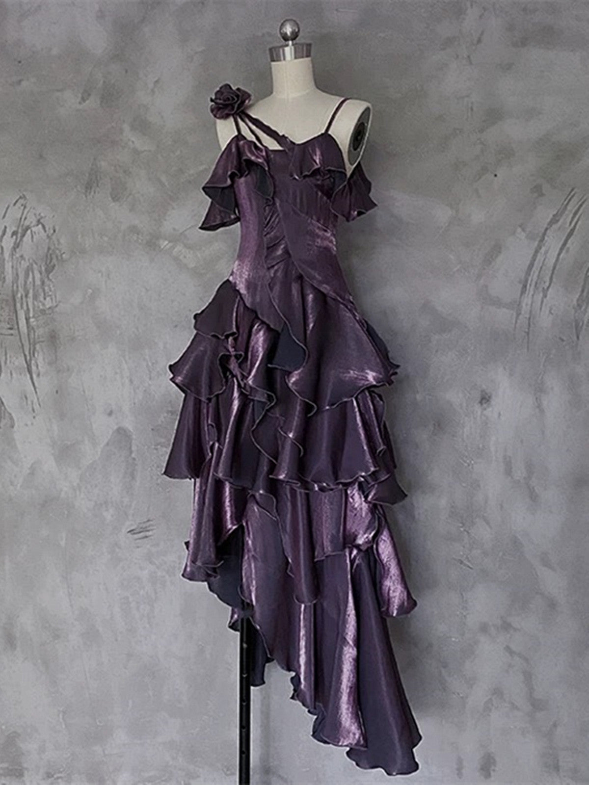 Vestido formal largo elegante de satén morado con corte alto y bajo 