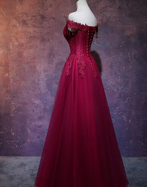 Hermoso vestido de fiesta largo de tul rojo vino con escote en forma de corazón 