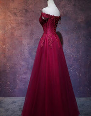 Hermoso vestido de fiesta largo de tul rojo vino con escote en forma de corazón 