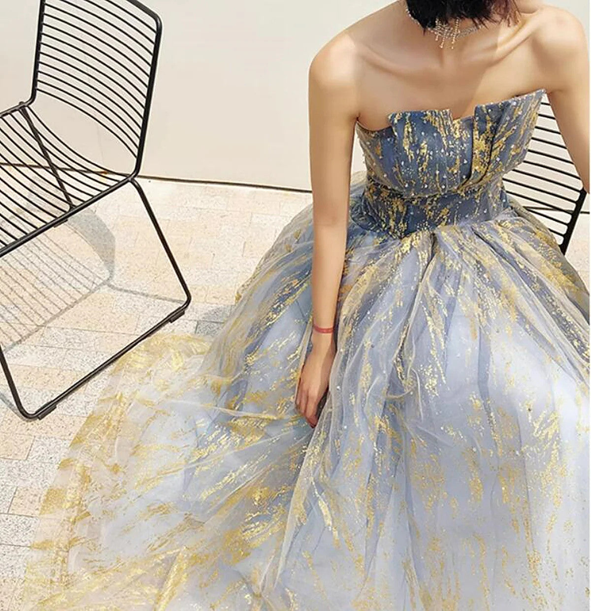 Hermoso vestido de fiesta largo de tul azul con cuentas y corte en A 