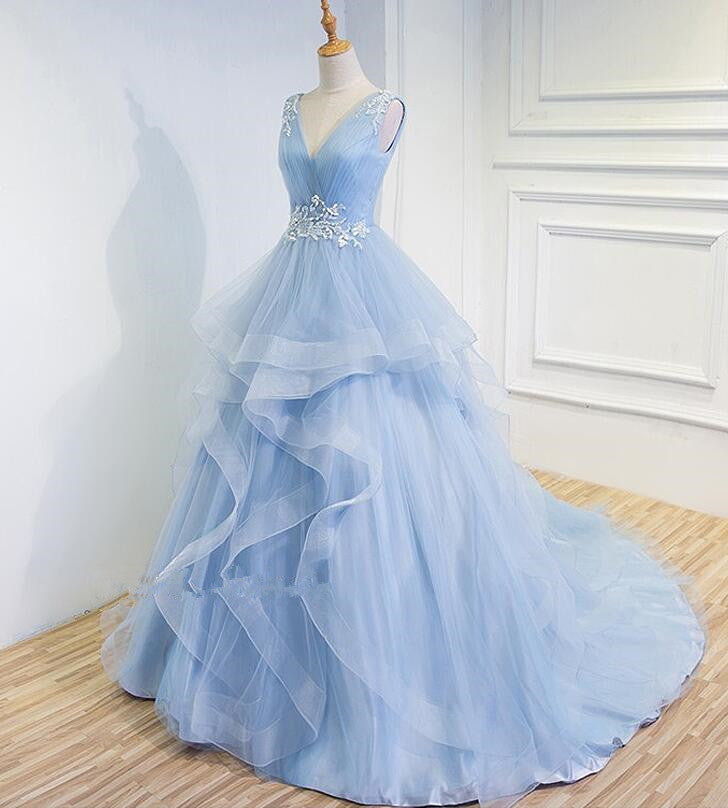 Hermosos vestidos de fiesta azules con escote en V y cola larga. 
