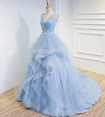 Hermosos vestidos de fiesta azules con escote en V y cola larga. 