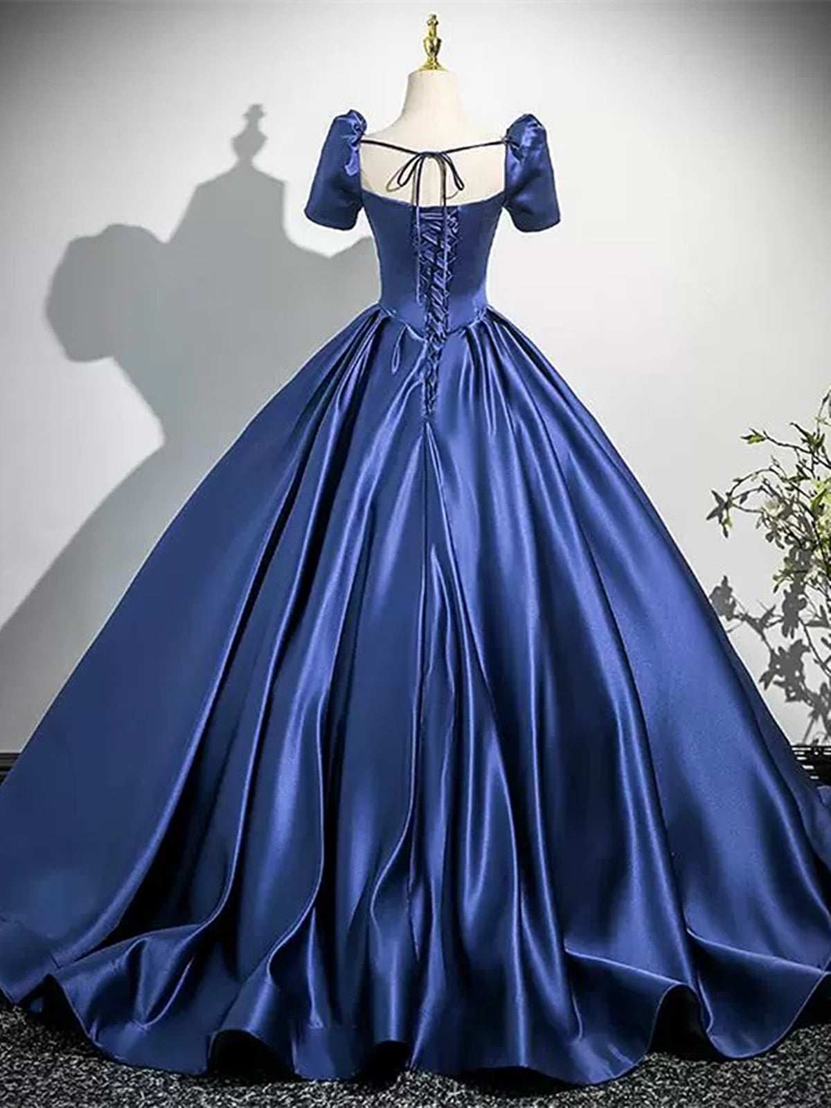 Vestido de fiesta de satén azul oscuro con mangas cortas y espalda con cordones 