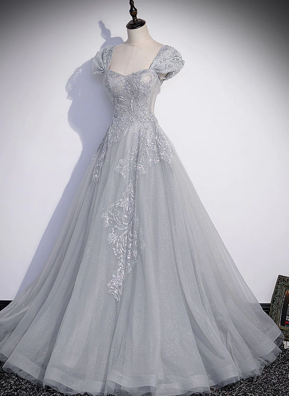 Vestido formal largo de tul gris con mangas cortas y corte en A 