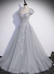 Vestido formal largo de tul gris con mangas cortas y corte en A 