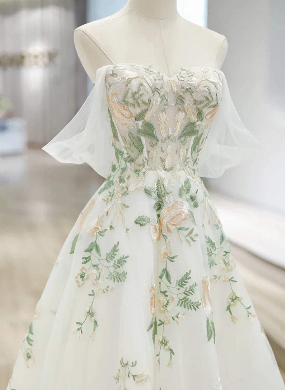 Vestido de fiesta de boda de tul color marfil con encaje floral y corte A 