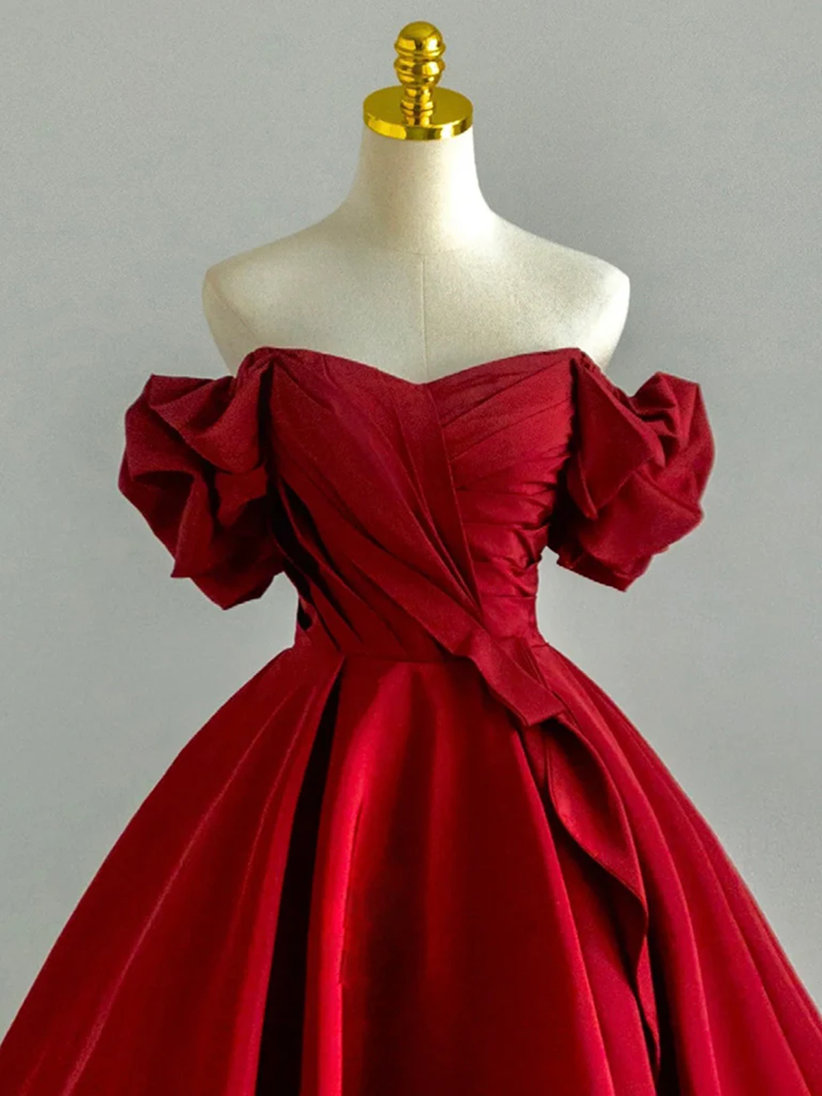 Lindo vestido de fiesta de satén rojo vino con hombros descubiertos y corte A 