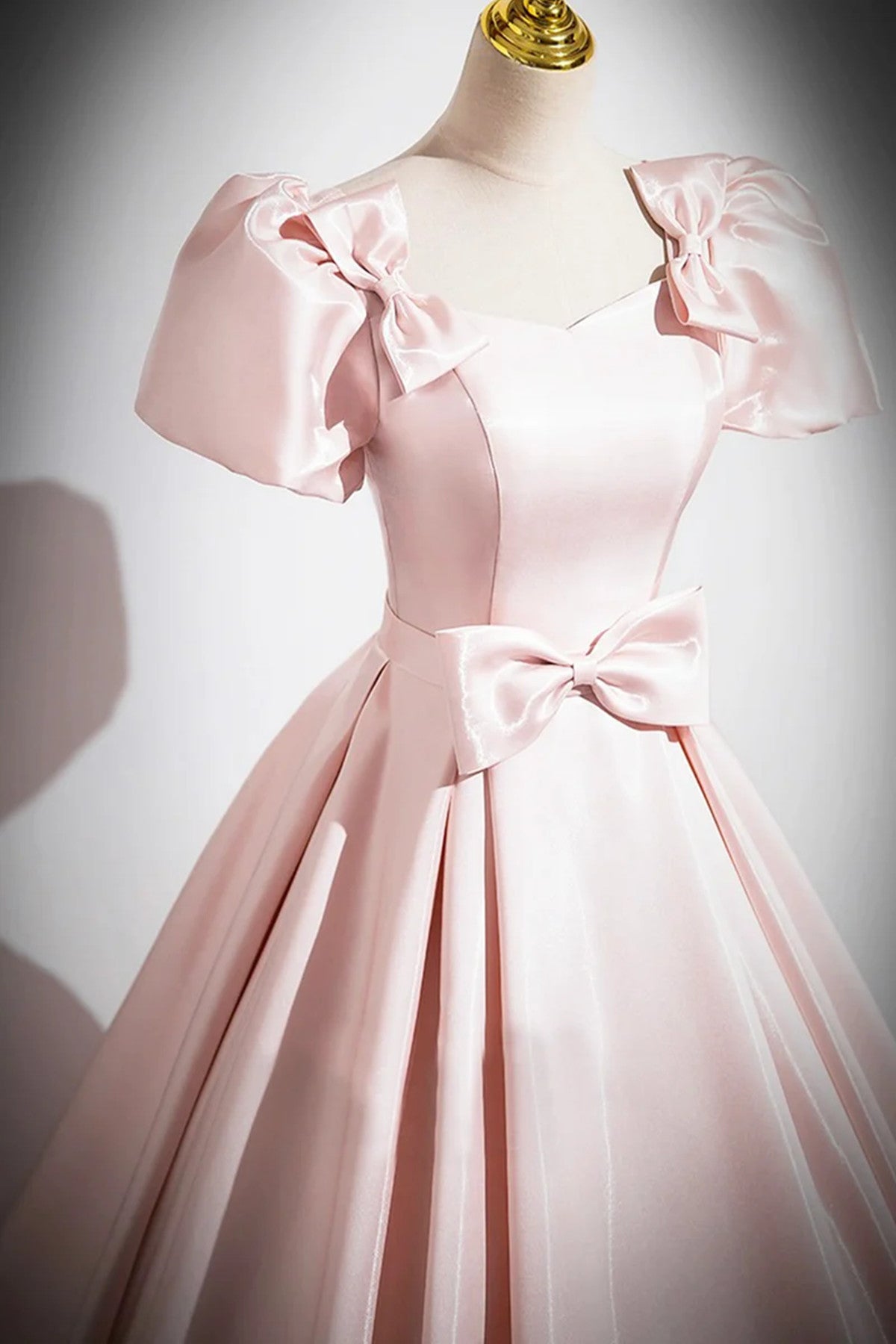 Vestido de fiesta rosa de satén largo con mangas cortas 