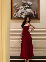 Vestido de noche largo con tirantes de gasa color rojo vino. 