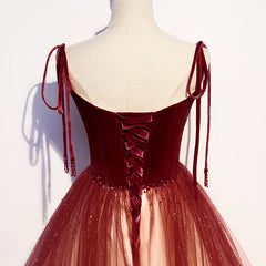 Vestido largo de fiesta rojo con escote en forma de corazón de terciopelo y tirantes de tul 