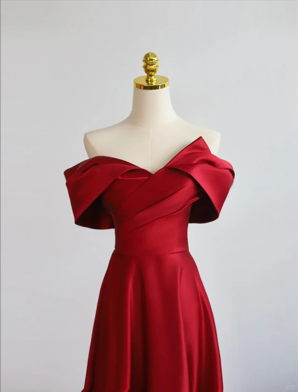 Vestido de fiesta largo con escote en forma de corazón y hombros descubiertos de satén rojo 