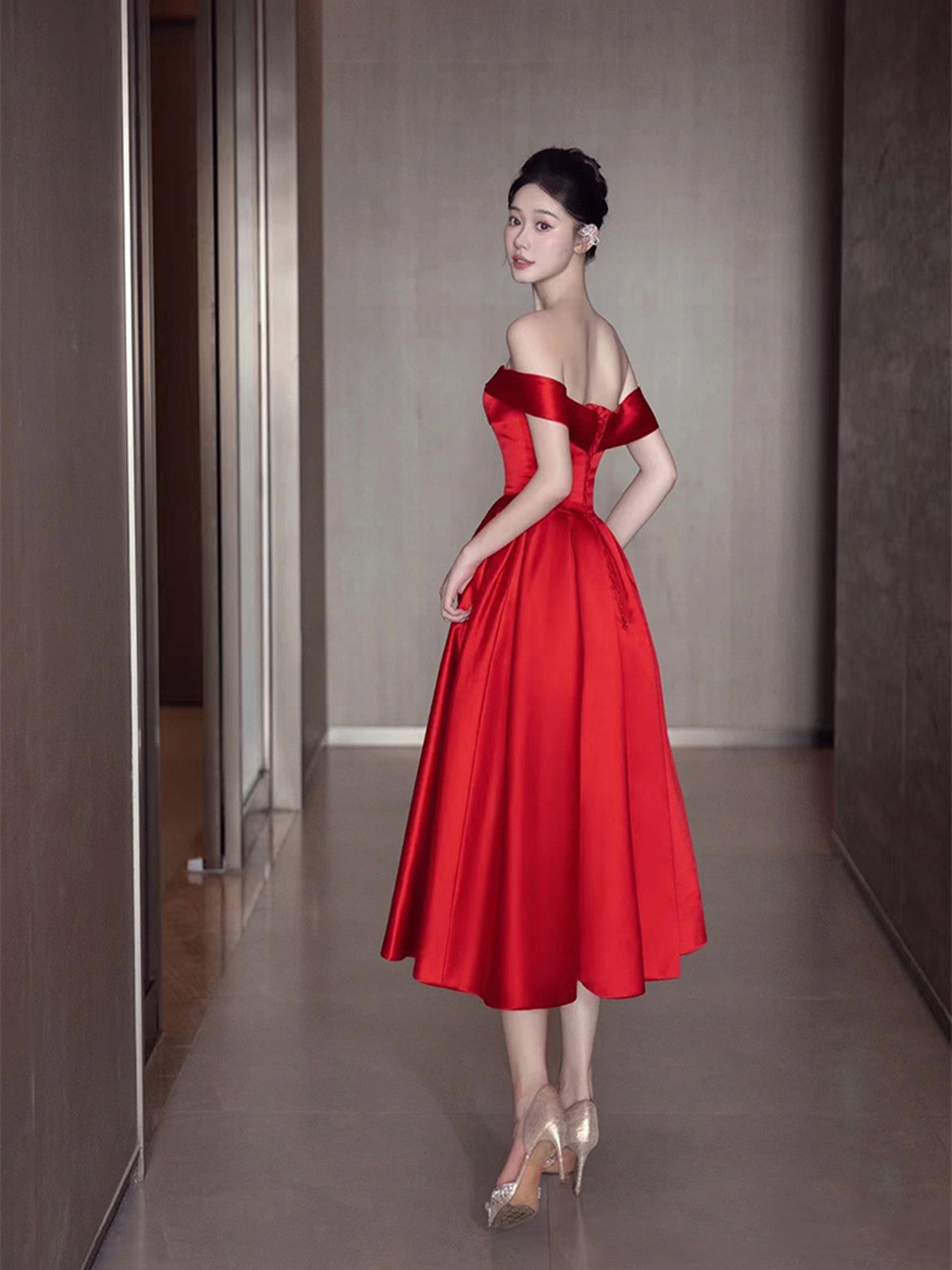 Vestido formal rojo de escote corazón y hombros descubiertos hasta la rodilla 