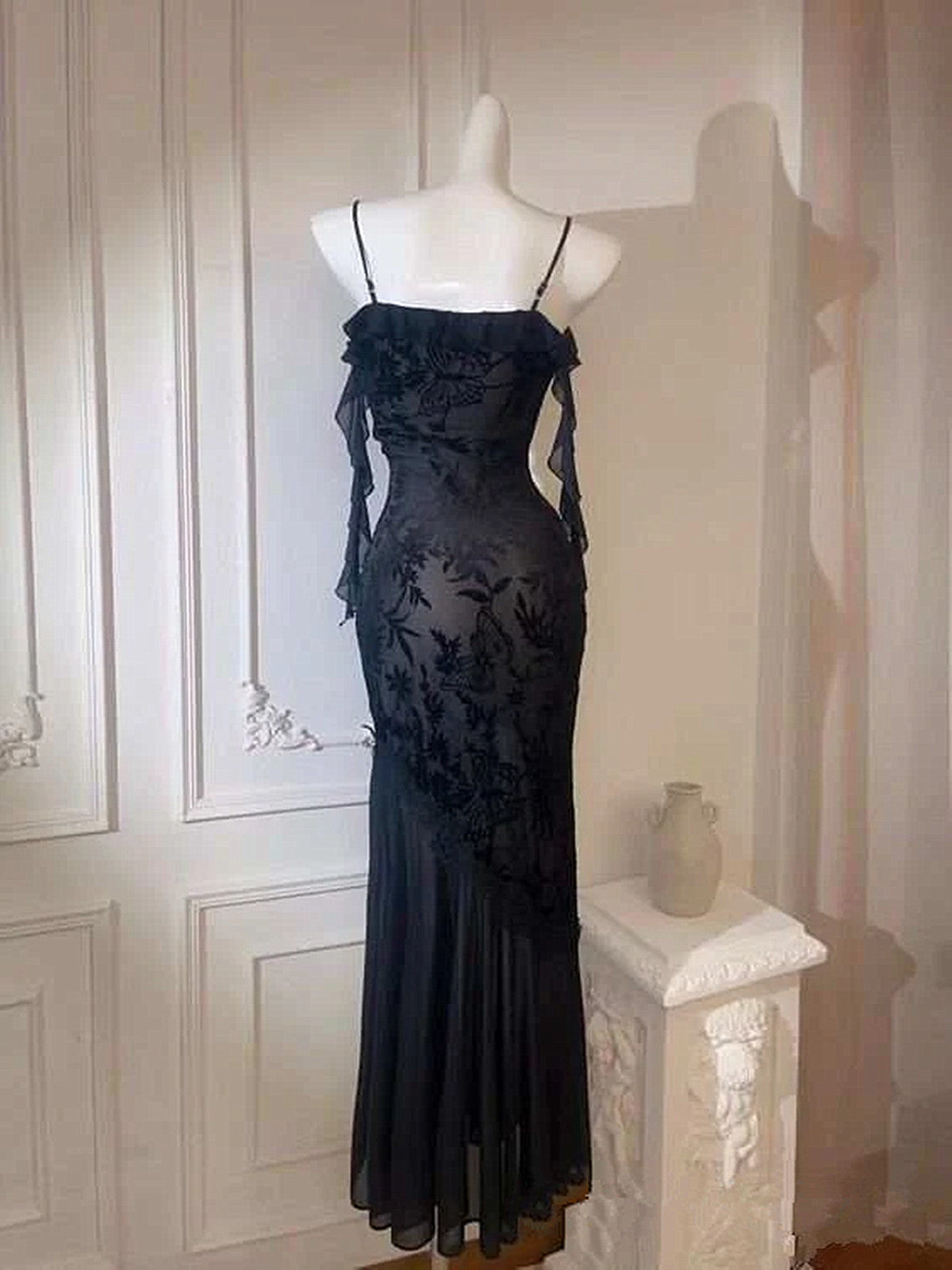 Vestido de noche elegante con tirantes finos y encaje negro. 
